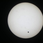 Přechod Venuše přes sluneční kotouč - fotografie pořízená přes dalekohled